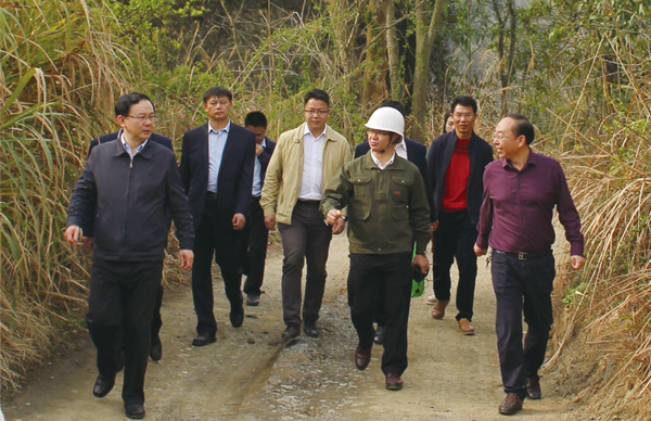 ?時任贛州市委常委、副市長劉文華等一行調(diào)研我司龍南縣稀土礦山尾水收集治理項目